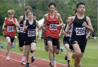  ?? Picture: Barry Goodwin ?? No.382 Dillon Gregory leads M&M clubmate Louie Gear (No.381) in the boys’ under-15 1,500m