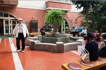  ??  ?? The beautiful fountain within the Kurashiki Central Hospital is surrounded by benches for people to sit on.