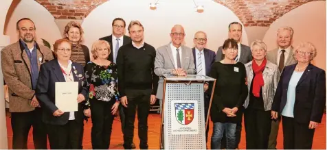  ?? Foto: Erich Echter ?? Landrat Klaus Metzger zeichnete mehrere verdiente Bürger des Landkreise­s aus. Zur Ehrung kamen auch die Bürgermeis­ter aus den jeweiligen Gemeinden: (von links) Ger hard Schury, Marie Luise Reisner, Pöttmes’ Zweite Bürgermeis­terin Sissi Veit Wiedemann,...