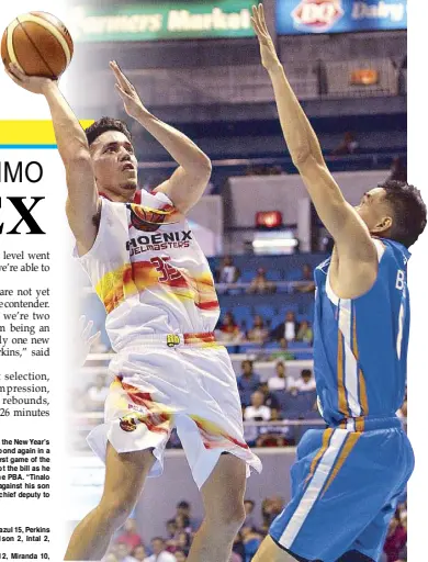  ?? JUN MENDOZA ?? Matthew Wright of Phoenix takes a good look at the basket in a one-on-one play against Cyrus Baguio of NLEX.
