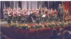  ?? FOTO: RANDOLF VASTMANS ?? Gelungener Auftritt der Concordia-Sänger. Der Konzertcho­r hat sich zum „Klingenden Herbst“Verstärkun­g auf die Bühne geholt.