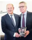  ?? FOTO: DPA ?? Olaf Scholz (l.) und Thomas de Maizière bei der Buchvorste­llung.