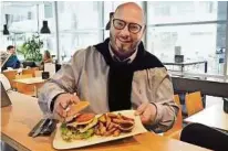  ?? SCHILD ?? Sascha Hudelist, Geschäftsf­ührer vom Bistro Tec und Sunset, mit einem Tec-Burger