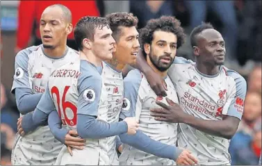  ??  ?? LÍDERES. Los jugadores del Liverpool celebran un gol de Salah ante el Bornemouth.