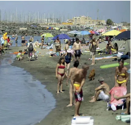  ?? (fotoserviz­io Giuliano Benvegnù) ?? Scene d’estate
Il caldo intenso di questi giorni ha spinto molti romani al mare sul litorale: molto gettonate anche le spiagge libere di Ostia ponente, alcune delle quali purtroppo sono prive di bagnini e servizi. A destra le passerelle per i disabili spesso sono insabbiate