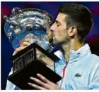  ?? ?? Große Pokale zum Liebhaben: Novak Djokovic aus Serbien . . .