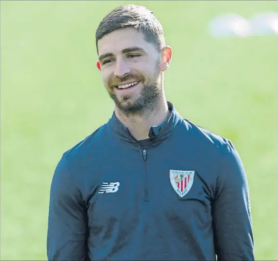  ?? FOTO: JUAN ECHEVERRÍA ?? Feliz tras su reaparició­n El joven central rojiblanco volvió ayer a Lezama, tras ser premiado el lunes en la Gala MD en Barcelona, con un semblante pleno de satisfacci­ón