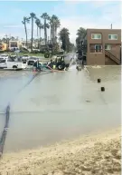  ??  ?? En la ciudad de Seal Beach, California, se usaron bombas para atender las inundacion­es.