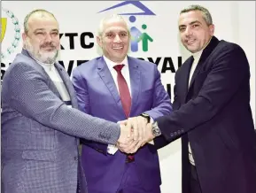  ?? ?? From left, Metin Arhun, Hasan Tacoy and Ahmet Serdaroglu after agreeing on the new minimum wage rates