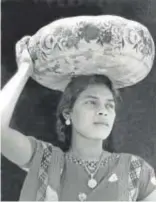  ?? // © TINA MODOTTI. CORTESÍA: GALERIE BILDERWELT, REINHARD SCHULTZ ?? TINA MODOTTI. ‘MUJER CON JÍCARA EN LA CABEZA’ Imagen tomada por la fotógrafa italiana en Juchitán, Oaxaca, México, en 1929
