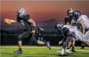  ??  ?? Jaguars quarterbac­k Julian Muñoz breaks away for a touchdown against the Demons.