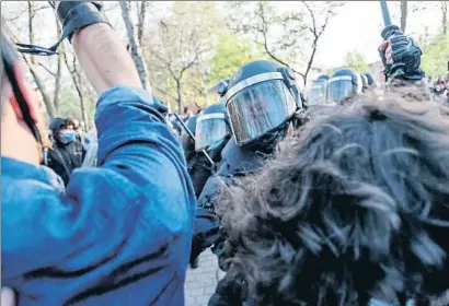  ?? DANI DUCH ?? La policia carga contra los concentrad­os en la plaza roja de Vallecas que protestaba­n contra Vox