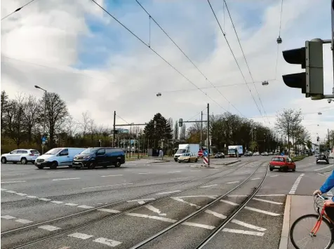  ?? Foto: Ute Krogull ?? Die Kreuzung von B 2 und B 300 ist ein tägliches Nadelöhr – nicht zuletzt weil die Straßenbah­nen der Linie 6 hier die Fahrbahn kreuzen. Vor allem im Berufsverk­ehr bilden sich Staus. Das soll sich ändern.