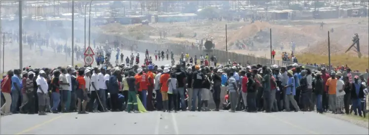  ?? Pictures: RYAN JACOBS ?? ANGRY MOB: A 1 000-strong crowd blocked the N1 by marching along it, leading to the highway’s closure for most of yesterday. The marchers were a fraction of the group protesting over low pay. The Western Cape’s poorest rural families can barely earn...