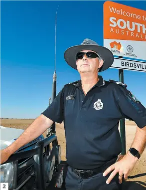  ??  ?? Le policier Stephan Pursell patrouille seul un territoire désertique de 240 000 km2 au volant de son 4x4. La criminalit­é n’est pas un enjeu pour le policier de 53 ans, dont la présence sert surtout à secourir des gens. D’en haut, le désert orangé qui borde le village de Birdsville laisse entrevoir un paysage lunaire. 4. Le désert de Birdsville est situé sur la frontière entre Queensland et South Australia. Les températur­es dépassent les 40 degrés Celcius.