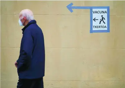  ?? EFE ?? Un hombre se dirige a ponerse la vacuna en el antiguo colegio de Maristas en Pamplona (Navarra)