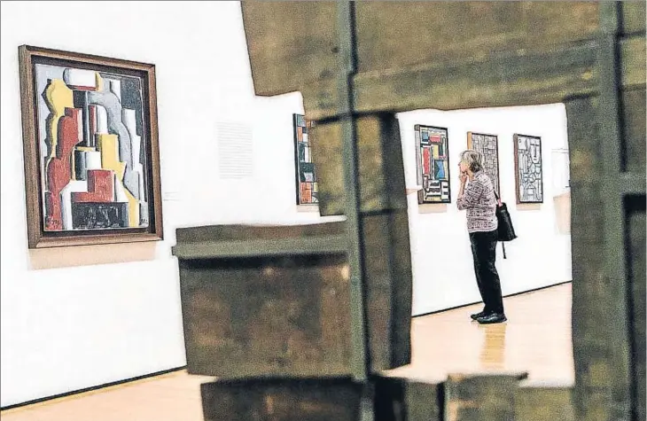  ??  ?? Una visitante, ayer, frente a una de las obras de Torres-García en el MoMA