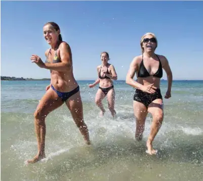  ?? FREDRIK REFVEM ?? Mange tok turen til Solastrand­en i godvaeret i mai. Fra venstre Ida Nygaard Madsen, Kjersti Nygaard Bårdsen og Hilde Nygaaard Ytreland.