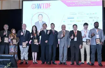  ??  ?? Rashidi (sixth left) in group photo with the forum organisers after launching the World Tourism Destinatio­ns Forum 2018 - Building An Outstandin­g World-Class Tourism Destinatio­n. — Bernama photo