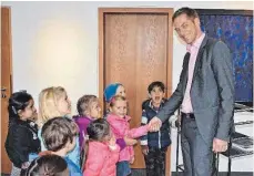 ?? FOTO: STADT ERBACH ?? Besuch für Achim Gaus kam kürzlich aus dem Kindergart­en in der Jahnstraße, der heuer sein 25. Jubiläum feiert.