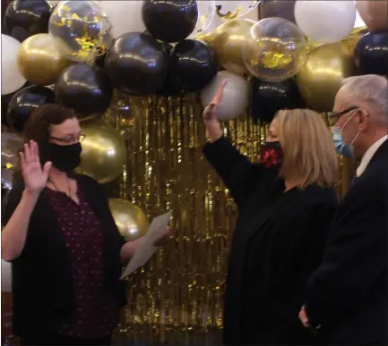  ?? GREG NELSON — THE MORNING SUN ?? Gratiot County Clerk Angie Thompson swears in Judge Michelle Rick to her seat on the Michigan Court of Appeals 4th Judicial District during a ceremony Tuesday at the Gratiot County Courthouse as her father, Gene Niedzwieck­i, looks on.