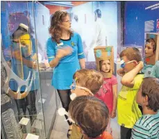  ?? FOTO: PR ?? Kinder entdecken mit selbst gebastelte­n Weltall-Masken das Museum und die Star Trek-Ausstellun­g.