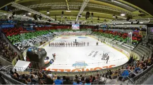  ?? Foto: Siegfried Kerpf ?? Gute Luft zum Anfeuern: Im Schuster im Einsatz.
Curt‰frenzel‰eisstadion
in Augsburg
ist
die Klima‰ und Lüftungste­chnik von