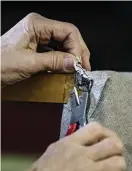  ?? FOTO: LEIF WECKSTRöM ?? Gammal klädsel tas bort med klassiska handverkty­g. Spikar och stift ska bort innan man börjar den nya tapetserin­gen.