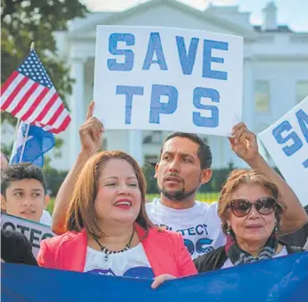  ?? FOTO: AP ?? El gobierno salvadorev­o agradeció a Estados Unidos por el tiempo brindado después de la cancelació­n del TPS. Los migrantes tienen que regresar después de casi 20 avos de haber emigrado.