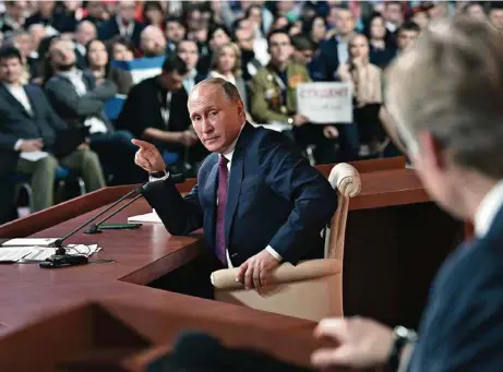  ?? (ALEXEI NIKOLSKY, SPUTNIK, KREMLIN POOL PHOTO VIA AP) ?? Vladimir Poutine se retournant vers son porte-parole au cours de la conférence de presse de jeudi.