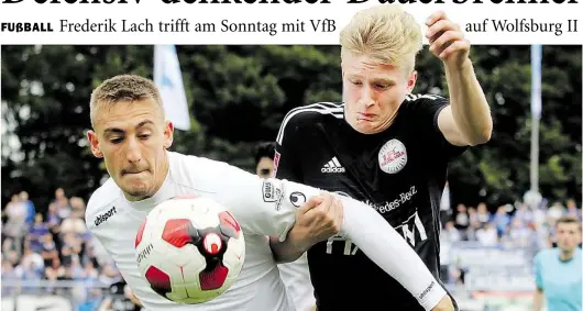  ?? BILD: PIET MEYER ?? Abgeblockt: Frederik Lach (links) beim 3:0-Erfolg vor vier Wochen gegen Egestorf-Langreders Kevin Schumacher