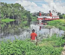  ?? EL PAÍS ?? Labor. El Forth Hope navega por el río Ucayali, en la Amazonía peruana.