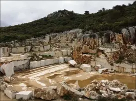  ?? (Photos Ma. D.) ?? Au beau milieu du domaine privé d’Estienne d’Orves, à quelques kilomètres du Broussan, une carrière a été exploitée pendant des dizaines d’années pour son marbre, la fameuse pierre du mont Caume. Elle pourrait bientôt reprendre du service.