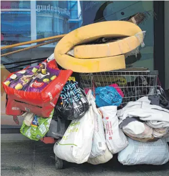  ?? ARCHIVFOTO: MICHAEL WEBER/IMAGO IMAGES ?? Hab und Gut eines Obdachlose­n: Wenn Menschen auf der Straße leben und keine Hilfe annehmen wollen, sind Behörden und sozialen Einrichtun­gen oft die Hände gebunden.