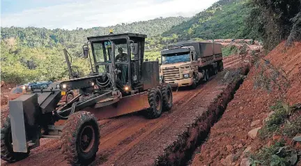  ?? DANIEL TEIXEIRA/ESTADÃO ?? Só com auxílio. Em trechos de terra da BR-163, no Pará, caminhões são puxados ladeira acima por tratores do Exército