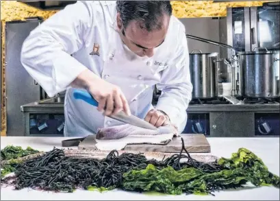  ?? / NINES MÍNGUEZ ?? El chef Ángel León prepara uno de los platos del menú.