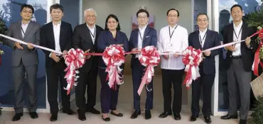  ??  ?? Key executives from Hino Motors Philippine­s Corp., Hino Motors, Ltd., Marubeni, Kajima and honorary guests lead the ribbon-cutting ceremony to officially open Hino’s Technical Support and Training Center.