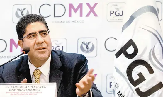  ??  ?? Edmundo Garrido, titular de la PGJ de la CdMx, anuncia peritajes de gabinete para saber los motivos del derrumbe o de daño en edificacio­nes.