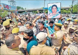  ?? PTI ?? The J&K Teachers’ Associatio­n protests the recent killing of teacher Rajni Bala, on Thursday.