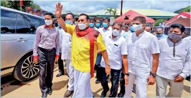  ??  ?? Prime Minister Mahinda Rajapaksa arriving for the SLPP's Teldeniya meeting. Pix by Indika Handuwala