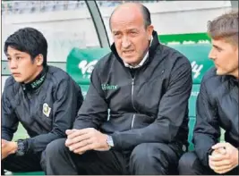  ??  ?? A POR EL PLAYOFF. Lotina, en el banquillo del Verdy.