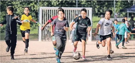  ?? FOTO: MATZERATH (ARCHIV) ?? Kleiner Platz, harte Schule – Bolzplätze sollen weiterhin wichtige Lernorte für den Fußball-Nachwuchs bleiben.