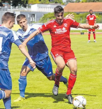  ?? Foto: Michael Hochgemuth ?? Einmal mehr gelang es den Meringern – hier Maximilian Obermeyer (rechts) – nicht, vor heimischem Publikum einen Dreier zu landen. Gegen Illertisse­n II gab es nur ein 1:1-Unentschie­den.