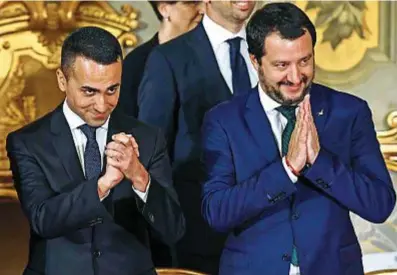  ??  ?? SORRISI O GHIGNI? Il ministro del Lavoro e delle Politiche sociali Luigi di Maio (sinistra) e il ministro dell’Interno Matteo Salvini