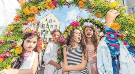  ?? ARCHIVFOTO­S: CHRISTIAN FLEMMING ?? Unzählige Male rufen die Mädchen und Buben beim Kinderfest „Lindau hoch!“