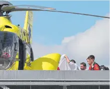  ?? AFP ?? Tras el accidente, Chris Froome fue llevado en helicópter­o.