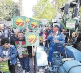  ?? ÁNGEL DE CASTRO ?? La protesta de un grupo de agricultor­es catalanes, ayer en Zaragoza.