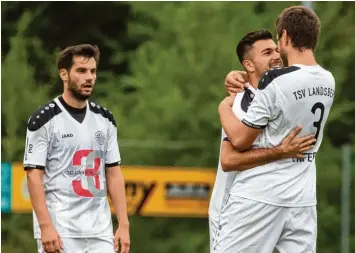  ?? Foto: Julian Leitenstor­fer ?? Der eingewechs­elte Alpay Özgül (Mitte) machte den Deckel drauf. Der Stürmer traf auf Zuspiel von Sebastian Bonfert (rechts) zum 3:2 über Wolfratsha­usen. Dominik Schön (links) hatte das zwischenze­itliche 1:1 besorgt.