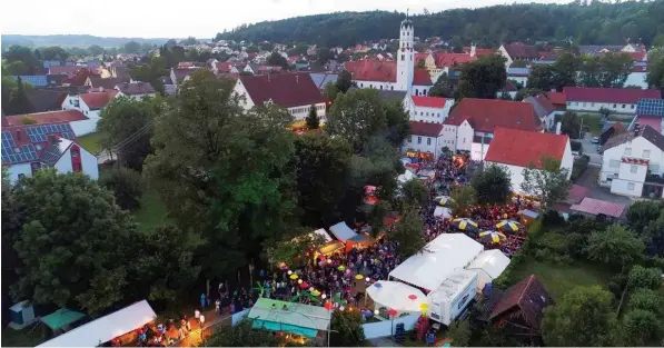  ?? Foto: Michael Kalb ?? Ausgelasse­ne Sommernäch­te in Dinkelsche­rben: Das Dinkel Festival verwandelt den großen Garten hinter dem Rathaus in eine Feier und Flaniermei­le. Heuer spielten über 30 Bands auf vier Bühnen, dazu gab es ein buntes Kulturprog­ramm.