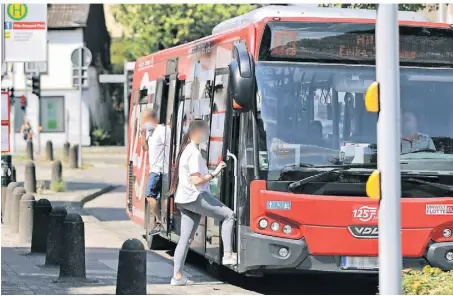  ?? ?? Die Ortsbuslin­ie 3 (O3) hält beispielsw­eise am Fritz-Gressard-Platz. Dort können die Fahrgäste dann in andere Busse umsteigen, die auch in die Nachbarstä­dte fahren.